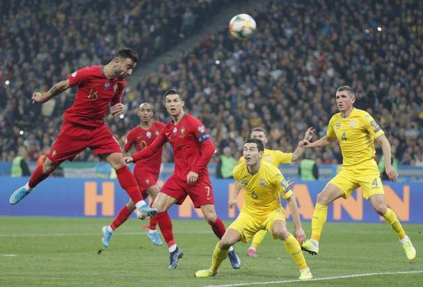 中国男足球vs乌克兰比赛的相关图片