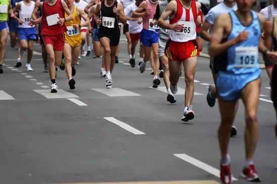 中国跑步比赛vs外国比赛的相关图片