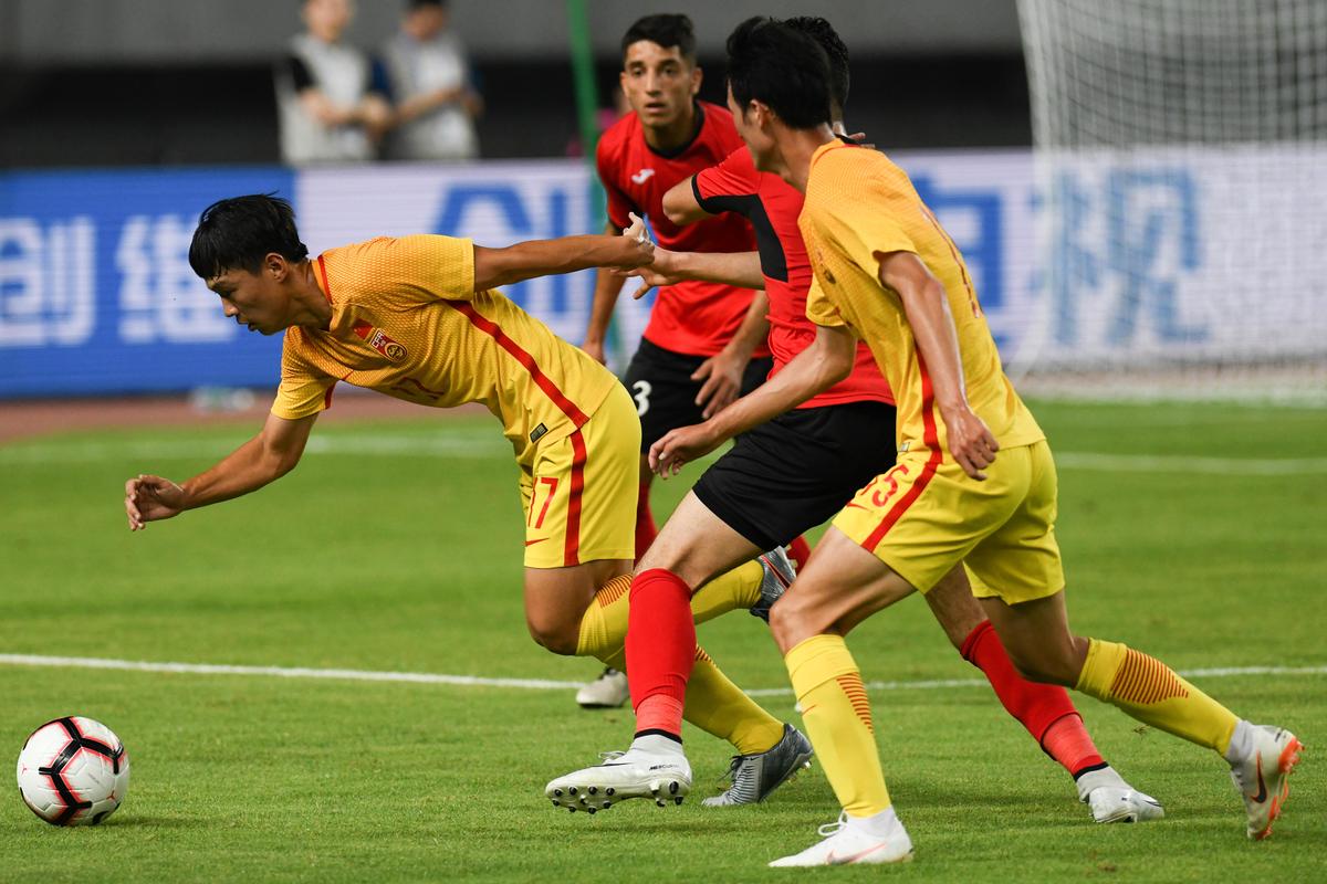 中国踢足球vs外国踢足球的相关图片